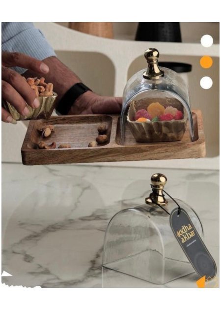 مضيفة قاعدة خشب مقطعة مع صحون وغطا